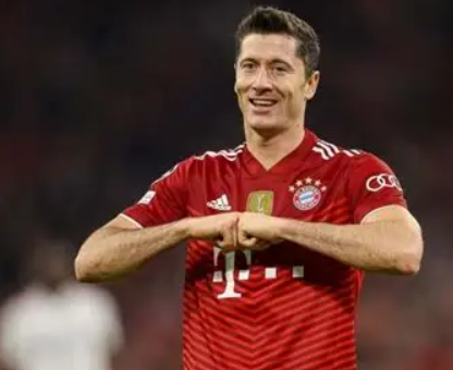 莱万畅谈足球生涯：未来规划、状态保持与赛场记忆